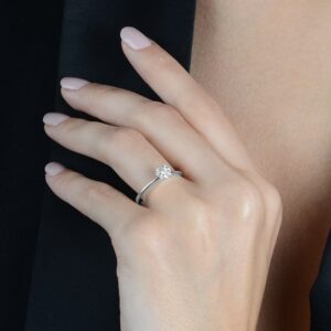 Anel Celine  Ouro branco e zircônia.