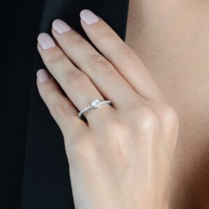 Anel Solitário de Coração Ouro Branco e zircônia.